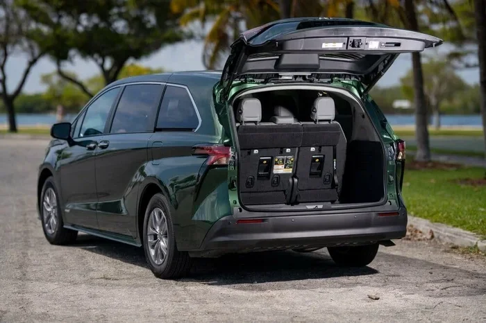 How to Open Stuck Rear Door of a Toyota Sceinna